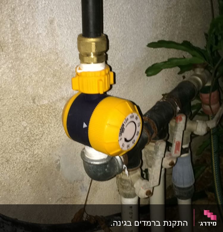 ברז צינור עם שסתום צהוב ושחור